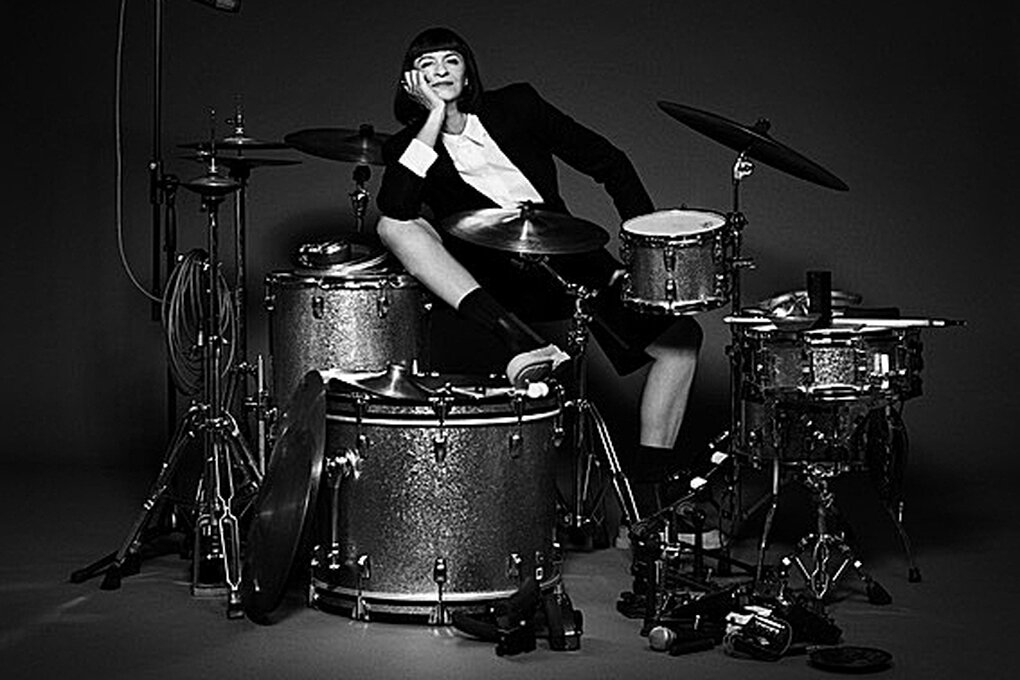 Eine Musikerin sitzt auf einem Schlagzeug: Sängerin Katharina Ernst