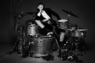 Eine Musikerin sitzt auf einem Schlagzeug: Sängerin Katharina Ernst