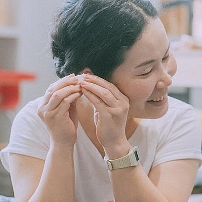 Eine junge Frau lacht in die Kamera: Saiko Ryusui tritt am 15. November in der B.L.O Kantine auf