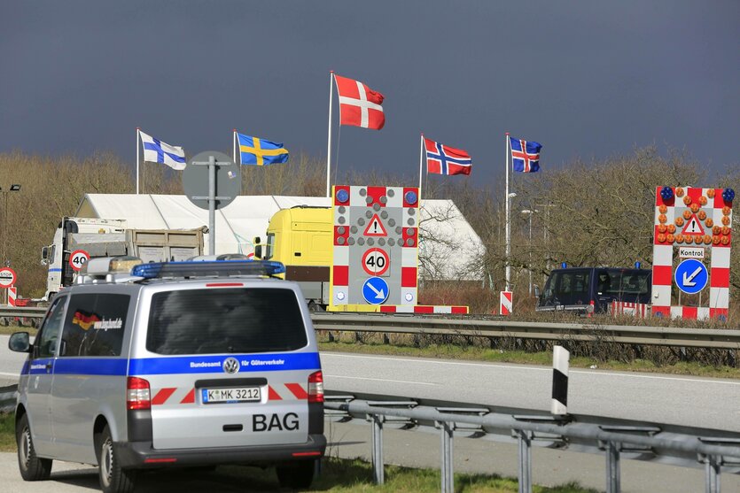 Grenzübergang Ellund zwischen Deutschland und Dänemark, Zollfahrzeug im Vordergrund