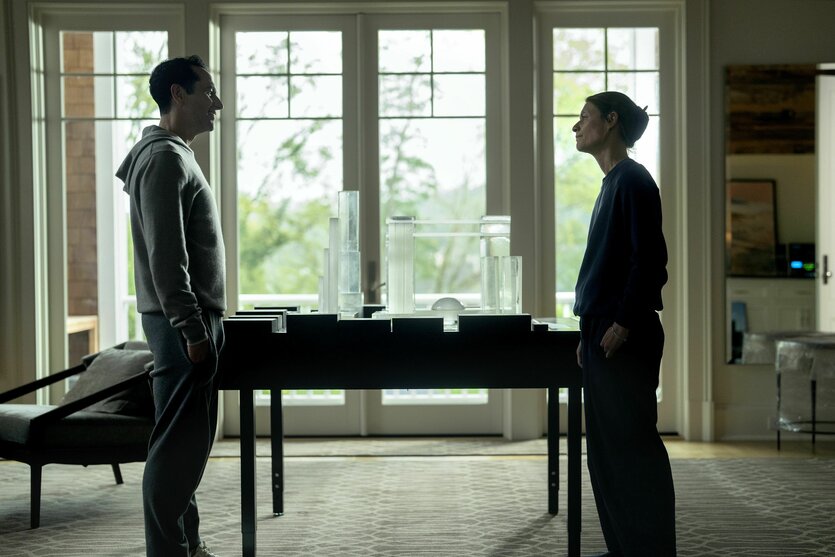 Zwei Personen stehen sich gegenüber