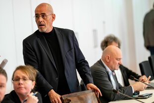 Niels-Olaf Lüders, bsw- Fraktionschef, mit offenem Mund vor entsetzen