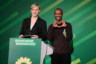 Die Landesvorsitzenden der Berliner Grünen Nina Stahr und Philmon Ghirmai begrüßen zur Landesdelegiertenkonferenz