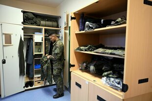 Ein Schütze steht an seinem Spind