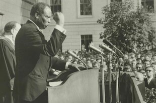 Paul Robeson hält eine Rede zur Verleihung der Ehrendoktorwürde an der Humboldt-Universität in Ostberlin, 5. Oktober 1960