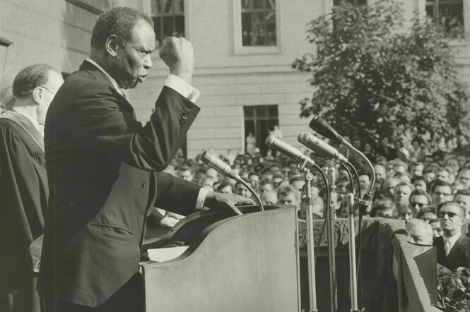 Paul Robeson hält eine Rede zur Verleihung der Ehrendoktorwürde an der Humboldt-Universität in Ostberlin, 5. Oktober 1960