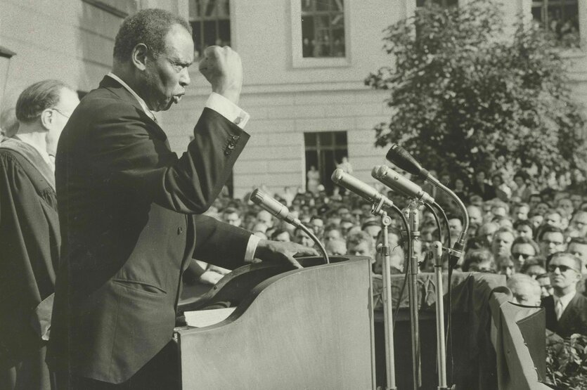 Paul Robeson hält eine Rede zur Verleihung der Ehrendoktorwürde an der Humboldt-Universität in Ostberlin, 5. Oktober 1960