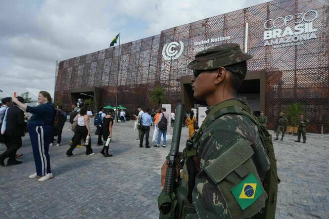 Sicherheitskräfte patrouillieren vor dem Veranstaltungsort des UN-Klimagipfels COP30.