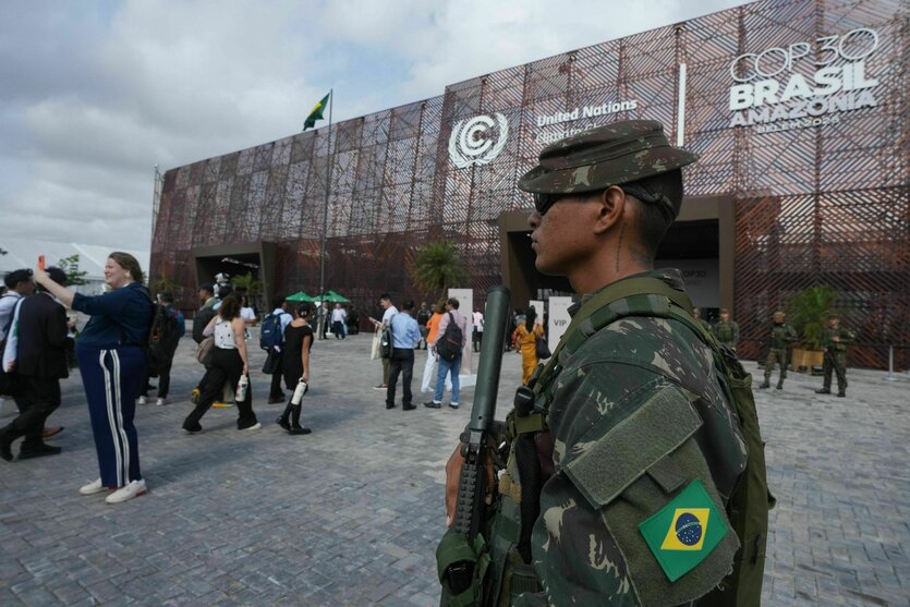 Sicherheitskräfte patrouillieren vor dem Veranstaltungsort des UN-Klimagipfels COP30.