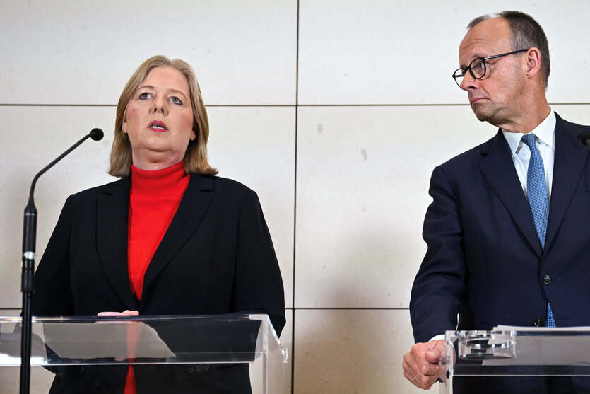 Frau Bas und Herr Merz stehen hinter Rednerpulten