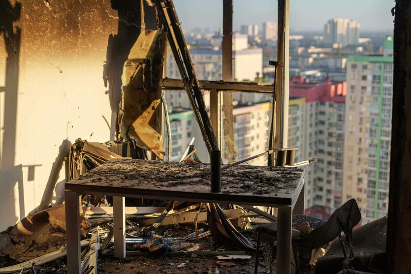 Zerstörter Raum einer Wohnung in einem Hochhaus, die Fensterfront ist weggebombt