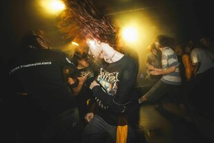 Menschen tanzen wild auf einer Tanzfläche