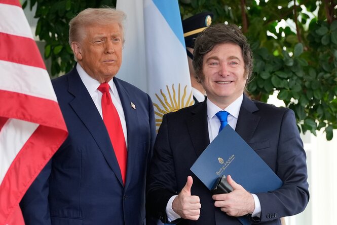US-Präsident Donald Trump (l) begrüßt den argentinischen Präsidenten Javier Milei zu seinem Besuch im Oktober 2025 im Weißen Haus.