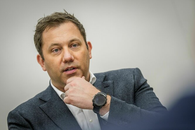 Eine Mann fasst sich nachdenklich ans Kinn