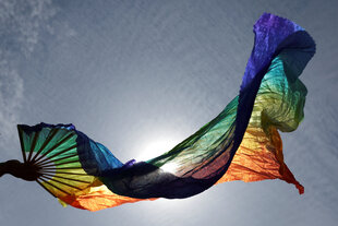 Eine LGBTQ Fahne flattert im Wind