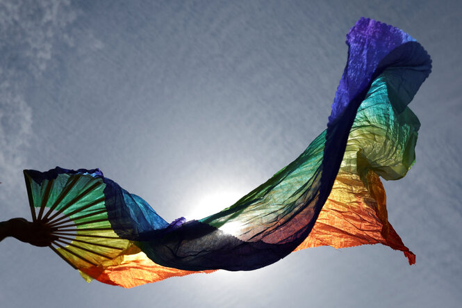 Eine LGBTQ Fahne flattert im Wind