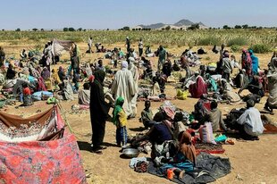 Menschen in einem Flüchtlingslager