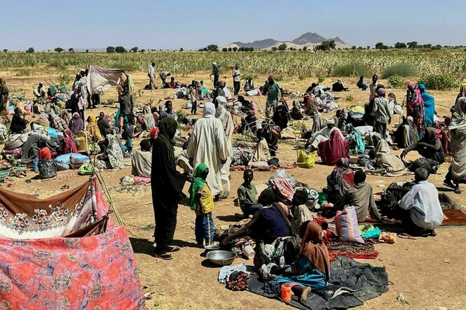 Menschen in einem Flüchtlingslager