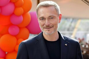 Ein Mann lächelt in die Kamera