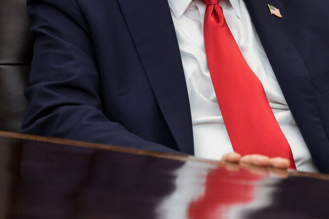 Ein Mann mit einer roten Krawatte ab den Schultern bis zum Bauch