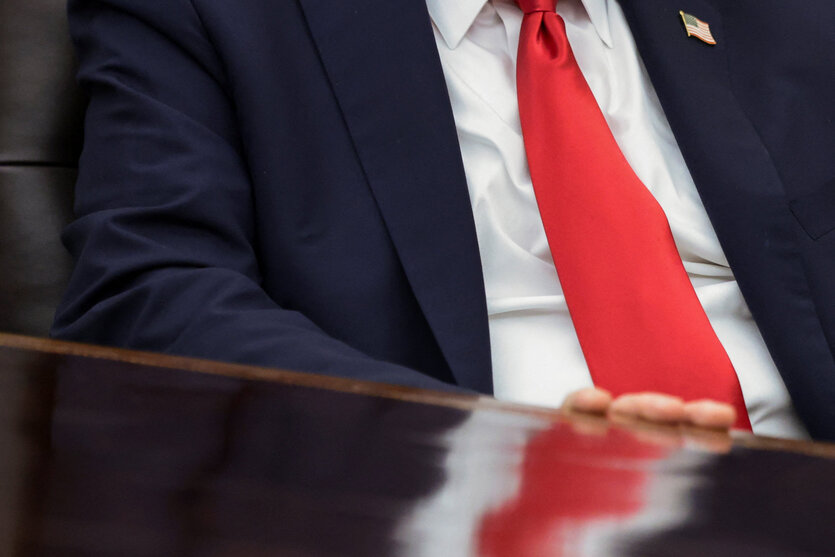 Ein Mann mit einer roten Krawatte ab den Schultern bis zum Bauch