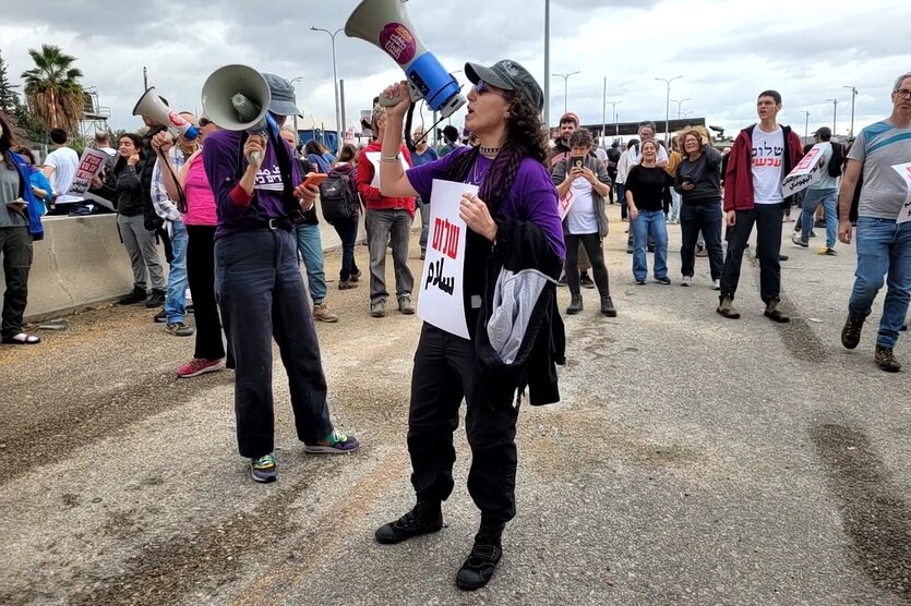 Protestierende auf einer Straße mit Megaphon