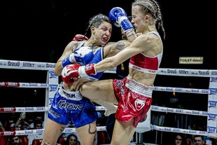 Zwei Muay Thai-Kämpferinnen im Ring