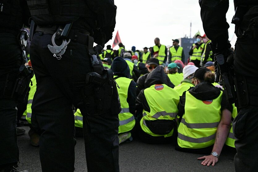 Polizisten beobachten eine Sitzblockade