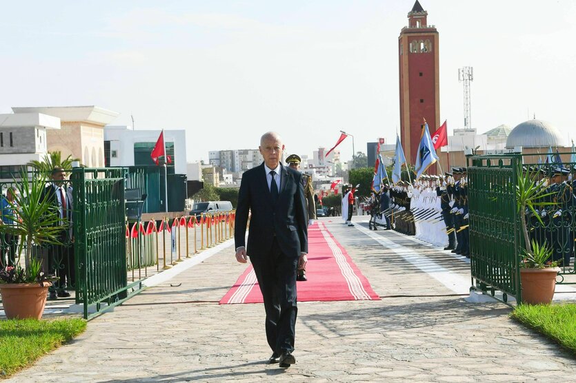 Ein Mann läuft über einen roten Teppich