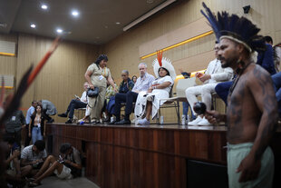 Auf einer Bühne sitzen drei brasilianische Politiker*innen und zwei Vertreter*innen indigener Völker Brasiliens