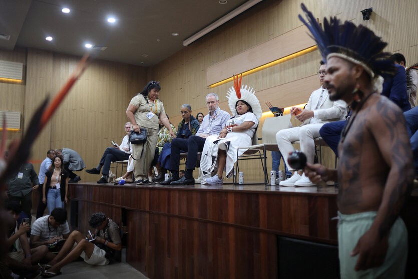 Auf einer Bühne sitzen drei brasilianische Politiker*innen und zwei Vertreter*innen indigener Völker Brasiliens