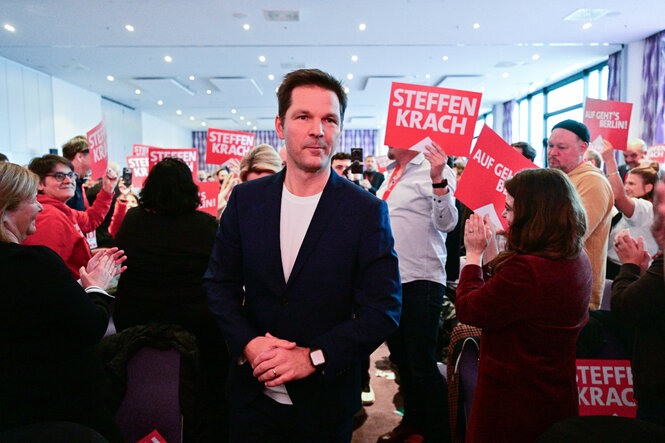 Berlins SPD-Spitzenkandidat Steffen Krach beim Landesparteitag