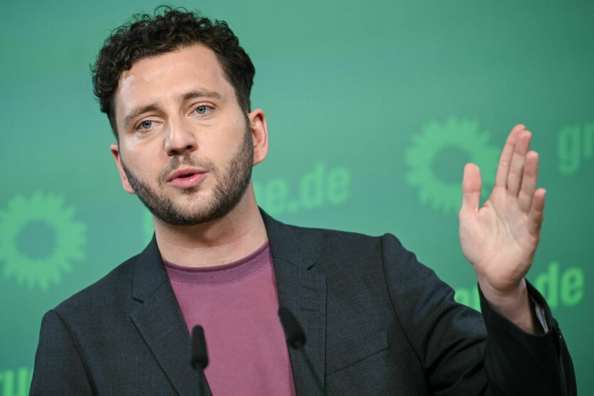 Das Foto zeigt den Grünen-Bundesvorsitzenden Felix Banaszak.