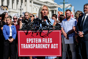 Marjorie Greene Taylor steht hinter einem Redepult mit der Aufschrift „Epstein Files Transparency Act