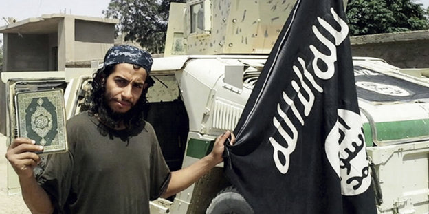 Abdelhamid Abaaoud mit IS-Fahne und Koran