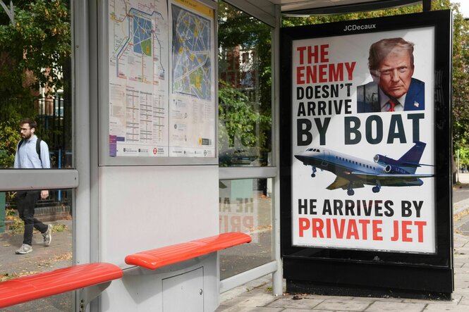 Ein Plakat an einer Bushaltestelle in der Baylis Road in London zeigt US-Präsident Trump mit der Aufschrift "Der Feind kommt nicht mit dem Boot, er kommt mit dem Privatjet".