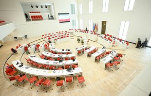 Das Foto zeigt den Plenarsaal des Brandenburger Landtags in Potsdam