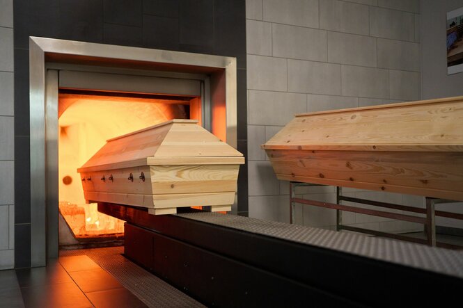 Sarg im Krematorium