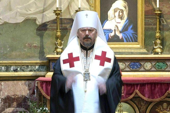 Porträt von Metropolit Nestor in vollem Ornat - er trägt eine weisse Haube, den Schal zieren zwei rote Kreuze