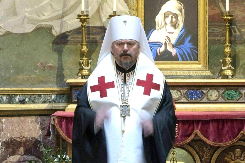 Porträt von Metropolit Nestor in vollem Ornat - er trägt eine weisse Haube, den Schal zieren zwei rote Kreuze