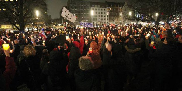 Menschen bilden in Hannover eine Lichterkette