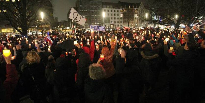 Menschen bilden in Hannover eine Lichterkette