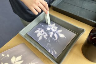 Einen Person bearbeitet Fotos im Entwicklungsbad