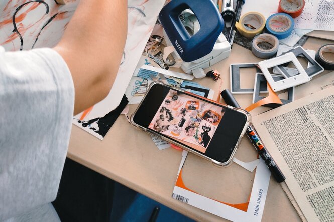 Eine person arbeitet an einer Collage