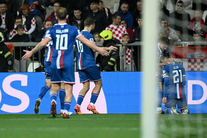Die Fußballer der Färöer Inseln jubeln über ein Tor gegen Kroatien.