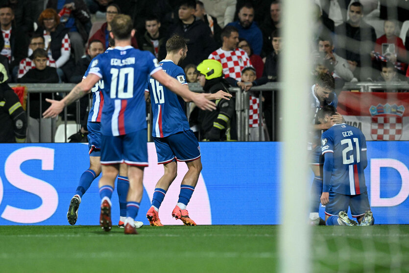 Die Fußballer der Färöer Inseln jubeln über ein Tor gegen Kroatien.