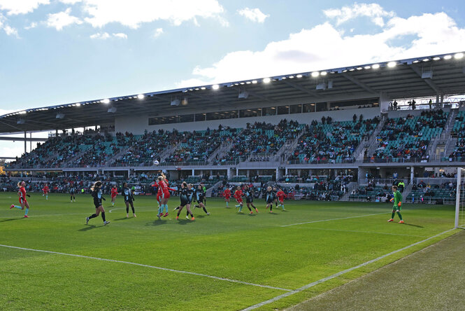 Fußballspiel der Frauen. Im Hintergrund die recht voll besetzte Tribüne