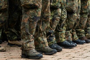Soldaten der Bundeswehr in Tarnuniformen stehen in einer Reihe