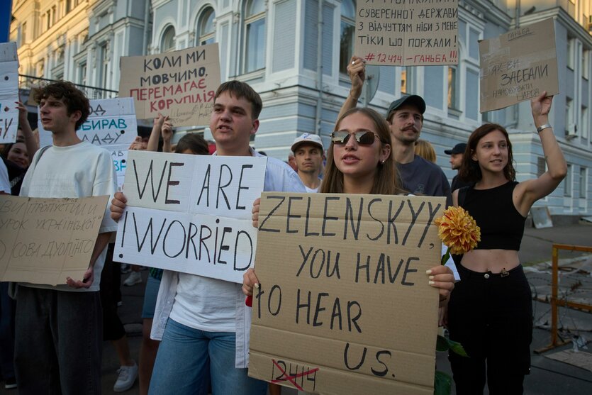 Schon im vergangenen Jahr protestierten Ukrainer*innen in Sachen Korruptionsgesetz. Nun ziehen sie wieder auf die Straße.