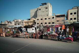 Ständen von Straßenhändler vor eineer Häuserzeile